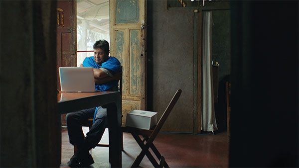 Imagen de un hombre sentado frente a una laptop